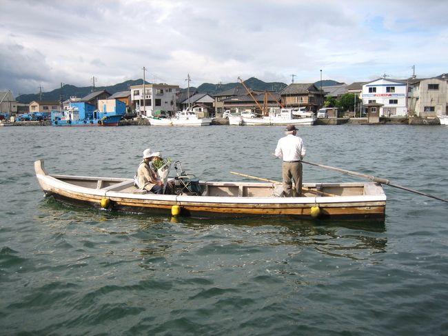 浜崎エリアは江戸時代港町として栄えた所です。<br />海や船との関わりの中で栄えた町並みは格子造りの古い町屋が数多く残っており、伝統的建造物群保存地区に指定されています。<br /><br />その浜崎と松本川を挟んだ所に鶴江台があります。<br />この間を往復しています「鶴江の渡し」これが凄～くいいんです～(^^♪<br />萩にお越しの際は是非お試しあれ！(^^)<br /><br />夏のレンタサイクルはお勧めできないと言いながら実は私、物凄い格好をして姉のママチャリを借り、市内の路地をス～イス～イ(*^^)vと走りましたがーーーあまりの暑さで途中死にそうでした。(T_T)<br />でも、学生時代を思い出し（自転車通学(*^^)v）結構満喫しました～♪<br /><br />☆鶴江の渡し☆<br /><br /><br /><br /><br />