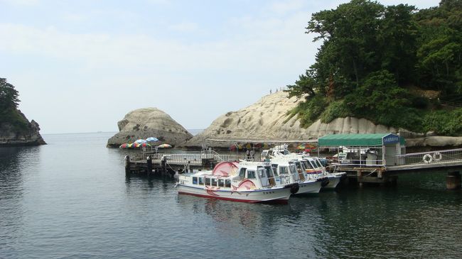天然記念物「天窓洞」や三四郎島めぐりの遊覧船に乗ってきました。<br />待ち時間はほとんどなく、お客が集まれば随時運航するようで、最大10分余りで次の便が出る。<br /><br />写真は、遊覧船乗り場の風景で、手前に待機している鯛のペイントがしてある遊覧船に乗りました。<br />