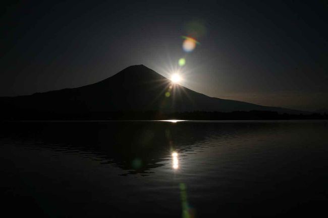 富士山を見ながら早朝の田貫湖での日の出から御殿場の夕日まで撮ろうと思い、出かけました。<br />自宅を出たのが午前３時過ぎ。途中、コンビニで朝食を買ったりしながら約１時間で田貫湖に到着。
