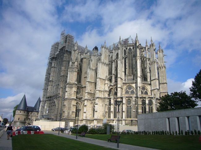パリから北に77キロに ボーヴェ (Beauvais)という街がある。<br />空港があるんだけど、「それ以外は特に何もないよ」ってみんなが 言うし、ガイドブックにも載っていなかったので、 見たかった大聖堂だけを見て、ちゃっちゃと帰ってこようと思っていたのに、意外にも大きくて、結局 予定より2時間半も余分に滞在。<br /><br />「駅から大聖堂までは迷わず行ける」と、ホームページに書いてあったから 駅から見えてみるのかと思えば、そんなことはなく、軽く道に迷う。10分弱歩くと、街の中心らしいエリアに到着。そこで、ようやく大聖堂が見える。お昼休憩があって閉まってしまうので急ぎ足で向かう。<br /><br />ゴシック建築の傑作にあげられるサンピエール大聖堂。ゴシック建築は巨大化が進んで、高く、大きくなりすぎて、このボーヴェでは 最大の大聖堂を建築するつもりが 途中で崩れてしまったらしい。バベルの塔みたい。<br /><br />この大聖堂の有名なのは天文時計。1日に数回、解説付きで 時計のからくりが動いているのが見られる。午後から出直して、私は2:40PMからのを見る。(なんで こんな中途半端な時間なんだろう?)<br /><br />からくり時計が動いているのは 数分だけど、天文時計は 世界の都市の時刻、星座、月の満ち欠け、キリスト教の祭日などが わかるようになっている。すごく精密にできていた。100年以上も前に、こんな複雑な時計を作ったなんて ただただ感心してしまう。<br /><br />ボーヴェには これぐらいしか 見所がないんだろうと思っていたら、(←失礼??)隣には なんだか中世っぽい建物が。中はオワーズ美術館で、しかも無料だというので 昼休憩で大聖堂がしまっている間に入ってみる。誰もお客さんがいなくて あたしの貸しきりみたいだった。以前はお城だったのを 改造して 美術館にしたらしい。中は意外とモダンで、外観との違いに拍子抜け。でも、中庭は 手入れされていて すごく感じがいい。フランスの庭によくある、植木でデザインをしているようだ。上から見てみたなって 係りのお兄さんに聞いてみると、2時からなら 見れるよ、と教えてもらい、また 戻ってくる。ところが、管理人のおじさんに「今日は、大学の講義があるから 閉鎖されてるよ。写真を撮りたいんだろう?ちょっとだけならいいよ。4階から 綺麗に写真が撮れるよ」って言われる。(一言も写真が撮りたいなんて 言ってないのに、日本人=写真のイメージなのか?まぁ、写真撮ったけどさ・・・)<br /><br />ツーリストセンターで地図をもらう。カラーでしっかりした地図だけど、よくわかりにくい。結局、地図には頼らず、自分の勘で街をうろうろ。ちょこちょこ 遺跡の跡っぽいものがあった。なんせ この街、2000年の歴史があるらしい。戦争の時に かなり焼けてしまったのが 悔やまれるが。。。<br /><br />歩いていると、行きたかったサンテティエンヌ教会を発見。イエス・キリストの家系を示した木(エッサイの木)が描かれた ステンドグラスがあることで有名。内装は 派手ではないけど、エッサイの木のステンドグラスは たしかに 力作だった。<br /><br />この街のもうひとつ有名なのが タピスリー(つづれ織り) <br />国立タピスリー美術館。無料なので 入ってみる。あんまり タピスリーのよさは よくわからないけど、大きくて 芸術的だった、とでも言っておこう。<br /><br />街の主なところは だいたい散策した(つもり)と、いうことで 帰途に着く。パリからの日帰り旅行にぴったりの かわいい街だ。<br />