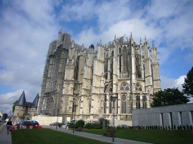 パリから北に77キロに　ボーヴェ (Beauvais)という街がある。<br />空港があるんだけど、「それ以外は特に何もないよ」ってみんなが　言うし、ガイドブックにも載っていなかったので、　見たかった大聖堂だけを見て、ちゃっちゃと帰ってこようと思っていたのに、意外にも大きくて、結局　予定より２時間半も余分に滞在。<br /><br />「駅から大聖堂までは迷わず行ける」と、ホームページに書いてあったから　駅から見えてみるのかと思えば、そんなことはなく、軽く道に迷う。10分弱歩くと、街の中心らしいエリアに到着。そこで、ようやく大聖堂が見える。お昼休憩があって閉まってしまうので急ぎ足で向かう。<br /><br />ゴシック建築の傑作にあげられるサンピエール大聖堂。ゴシック建築は巨大化が進んで、高く、大きくなりすぎて、このボーヴェでは　最大の大聖堂を建築するつもりが　途中で崩れてしまったらしい。バベルの塔みたい。<br /><br />この大聖堂の有名なのは天文時計。1日に数回、解説付きで　時計のからくりが動いているのが見られる。午後から出直して、私は2:40ＰＭからのを見る。（なんで　こんな中途半端な時間なんだろう？）<br /><br />からくり時計が動いているのは　数分だけど、天文時計は　世界の都市の時刻、星座、月の満ち欠け、キリスト教の祭日などが　わかるようになっている。すごく精密にできていた。100年以上も前に、こんな複雑な時計を作ったなんて　ただただ感心してしまう。<br /><br />ボーヴェには　これぐらいしか　見所がないんだろうと思っていたら、（←失礼？？）隣には　なんだか中世っぽい建物が。中はオワーズ美術館で、しかも無料だというので　昼休憩で大聖堂がしまっている間に入ってみる。誰もお客さんがいなくて　あたしの貸しきりみたいだった。以前はお城だったのを　改造して　美術館にしたらしい。中は意外とモダンで、外観との違いに拍子抜け。でも、中庭は　手入れされていて　すごく感じがいい。フランスの庭によくある、植木でデザインをしているようだ。上から見てみたなって　係りのお兄さんに聞いてみると、2時からなら　見れるよ、と教えてもらい、また　戻ってくる。ところが、管理人のおじさんに「今日は、大学の講義があるから　閉鎖されてるよ。写真を撮りたいんだろう？ちょっとだけならいいよ。４階から　綺麗に写真が撮れるよ」って言われる。（一言も写真が撮りたいなんて　言ってないのに、日本人＝写真のイメージなのか？まぁ、写真撮ったけどさ・・・）<br /><br />ツーリストセンターで地図をもらう。カラーでしっかりした地図だけど、よくわかりにくい。結局、地図には頼らず、自分の勘で街をうろうろ。ちょこちょこ　遺跡の跡っぽいものがあった。なんせ　この街、2000年の歴史があるらしい。戦争の時に　かなり焼けてしまったのが　悔やまれるが。。。<br /><br />歩いていると、行きたかったサンテティエンヌ教会を発見。イエス・キリストの家系を示した木（エッサイの木）が描かれた　ステンドグラスがあることで有名。内装は　派手ではないけど、エッサイの木のステンドグラスは　たしかに　力作だった。<br /><br />この街のもうひとつ有名なのが　タピスリー（つづれ織り） <br />国立タピスリー美術館。無料なので　入ってみる。あんまり　タピスリーのよさは　よくわからないけど、大きくて　芸術的だった、とでも言っておこう。<br /><br />街の主なところは　だいたい散策した（つもり）と、いうことで　帰途に着く。パリからの日帰り旅行にぴったりの　かわいい街だ。<br />