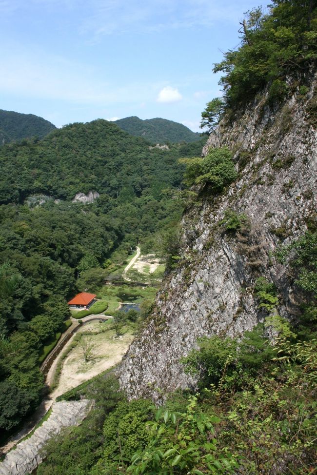「島根、想い出のルートを走る」<br /><br />●今回のルート(昔々よく通った道です)<br />・島根県瑞穂ハンザケ自然館→断魚渓→観音滝→都川の棚田→二川キャンプ場<br /><br />【手記】<br /> 久しぶりのフル休暇!でした。\(^-^)/banza-i<br /> 8月24日以来のフル休暇フル行動でした。<br /><br /> ここひと月ほど、なんだかんだで身が空くことがなく、お蔭様?で大変忙しい毎日を送っています。<br /><br /> 9/15は老人の日ですが、55歳はまだまだ老人ではないということでまたまた出勤です。<br /><br />■断魚渓<br /> 断魚渓は、島根県中部を流れる江の川支流にあります。侵食されてむき出しになった流紋岩の崖が、4Kmにも連なる渓谷です。<br /><br />■観音滝<br /> 観音滝は、断魚渓観音滝県立自然公園の中にあります。<br /> 滝は江の川支流鹿賀谷川渓谷に懸かり、石英斑岩質安山岩の大岩壁を高低差50メートルの瀑布となって落下するもので、県下有数の名瀑となっています。<br /><br /><br />