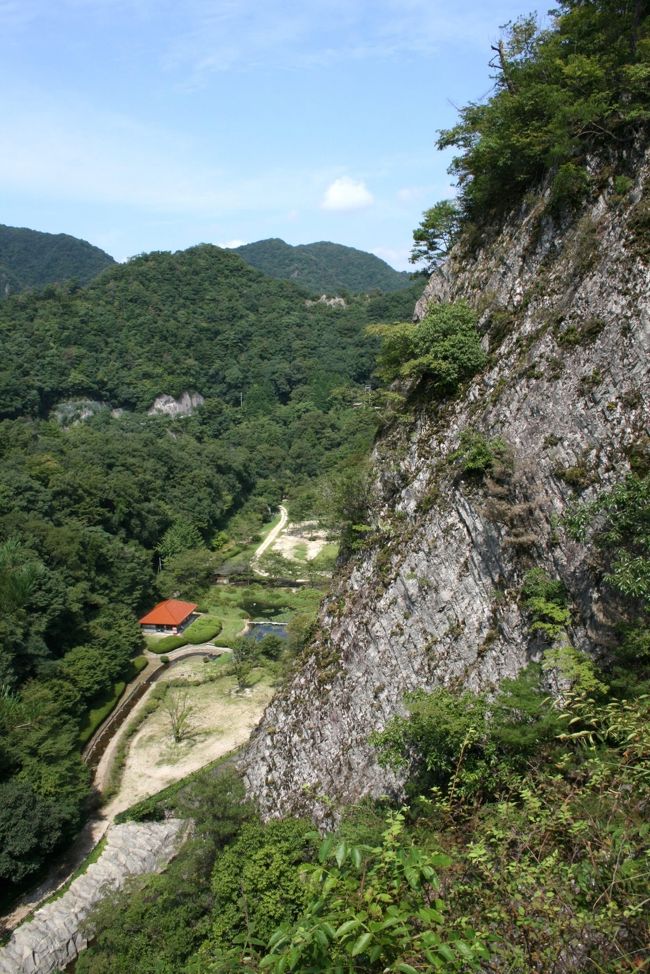 「島根、想い出のルートを走る」<br /><br />●今回のルート（昔々よく通った道です）<br />・島根県瑞穂ハンザケ自然館→断魚渓→観音滝→都川の棚田→二川キャンプ場<br /><br />【手記】<br />　久しぶりのフル休暇！でした。\（＾-＾）／banza-i<br />　８月２４日以来のフル休暇フル行動でした。<br /><br />　ここひと月ほど、なんだかんだで身が空くことがなく、お蔭様？で大変忙しい毎日を送っています。<br /><br />　9／15は老人の日ですが、55歳はまだまだ老人ではないということでまたまた出勤です。<br /><br />■断魚渓<br />　断魚渓は、島根県中部を流れる江の川支流にあります。侵食されてむき出しになった流紋岩の崖が、４Ｋｍにも連なる渓谷です。<br /><br />■観音滝<br />　観音滝は、断魚渓観音滝県立自然公園の中にあります。<br />　滝は江の川支流鹿賀谷川渓谷に懸かり、石英斑岩質安山岩の大岩壁を高低差５０メートルの瀑布となって落下するもので、県下有数の名瀑となっています。<br /><br /><br />