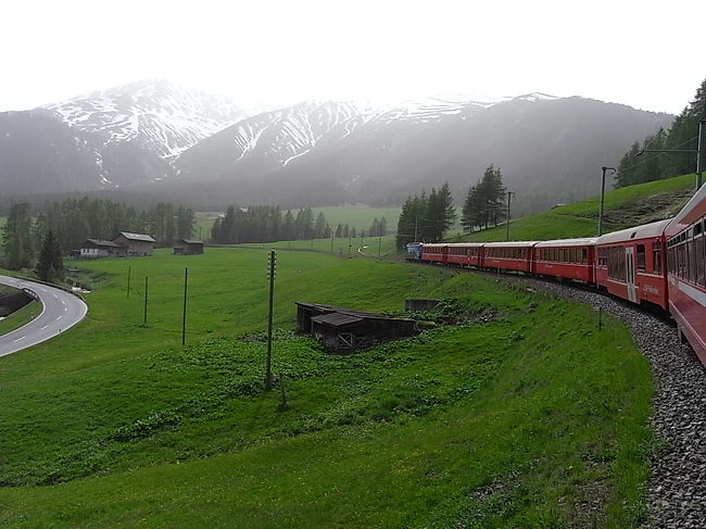 スイスに行って列車に乗ったら<br />こんな写真が撮りたいと<br />思い描いていた構図、<br />まさに。<br />赤い列車と緑の草原、<br />遠くに雪を抱いた山々。<br />Klosters〜Davos間にて