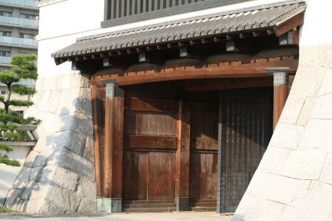 日本百名城の1つ、岡崎城見学の最後です。大手門戸その付近の光景です。