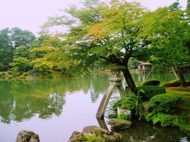 東京に出張になりました。<br />幸い、前日がお休み。<br />お休みを利用して、ちょっと遊びに出かけてから仕事に行きます。<br /><br />寄り道するのは金沢。<br />金沢は私が初めて一人旅をした場所です。<br />今のようにインターネットもなく、情報収集もあまりできず、ガイドブック1冊だけを頼りに旅に出ました。<br /><br />初めての一人旅で、とにかく旅慣れてなかったし、苦い思い出ができてしまった金沢…。<br />少しは旅慣れてきた今、金沢を楽しめるようになったでしょうか。