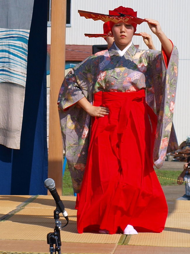 柏崎市(http://www.uwatt.com/event/autumn/aut_003.html)街から南へ16kmの所に鵜川(うかわ)、女谷(おなだに)の集落、高原田(たかんだ)、下野(しもの)に約500年前から伝承されてきた古典芸能の綾子舞の現地公開が二年ぶり(昨年は中越沖地震のため中止)に開かれ出かけてきました。<br /><br /> 柏崎ICを降りR353を(http://lib.city.kashiwazaki.niigata.jp/hidamari/kashiwazaki/bunkazai/ayakomai/ayakomaikaikanmap.html)会場に向け走行、黄金色の田んぼは収穫の時期に入っていました。<br /><br /> 以前何回か訪ねてきた時は地域の小さなお祭りで、神社の境内で舞っていましたが、国指定重要無形民俗文化財に指定され旧小学校跡地に綾子舞会館も作られ、特設の舞台で発表できるようになったのです。今年は今までに無い最高の人が集まったと地元の人が誇らしげに話していました。<br /><br /> 神事から始まり二つの地域の人達の舞が始まりました。<br /><br />