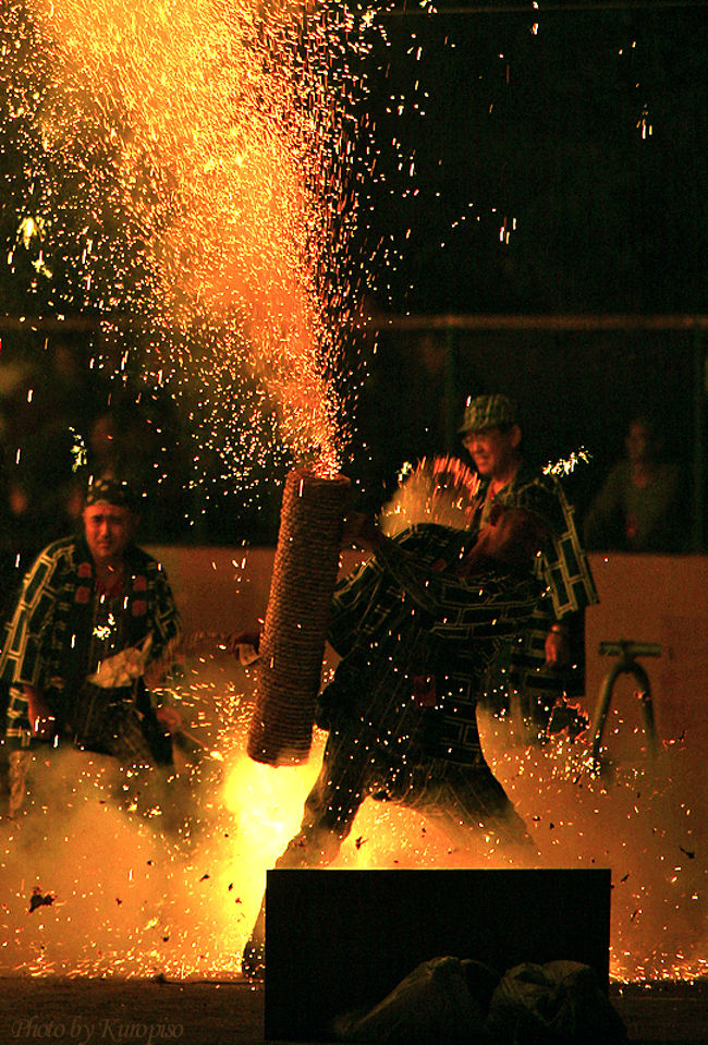 愛知県豊橋市の「炎の祭典」は東三河を代表する一大イベント。　<br />第13回「炎の祭典」が13日、豊橋公園内豊橋球場及び周辺で開かれました。<br />手筒花火を一度見てみたく、東京から遊びに来た妻子とともに、大迫力のお祭りを体験してきました。<br />　<br />450年前の永禄元年(1558)、当地で始まったとされる手筒花火。<br />市内各地の奉納行事や、若者の成人の証しとして伝承されてきました。<br />五穀豊穣、無病息災、家運隆盛、武運長久を祈り受け継がれてきました。<br />手筒花火は奉納者自らがその製造から放揚までの全行程を手作りで行うといいます。<br />・・・つまり失敗しても、怪我しても、火傷を負っても自己責任。。。<br />数ある花火の中でも特異な東三河の伝承文化です。<br /><br />それまで各団体で行われていた行事ですが、それを一同に会し、<br />1996年、市制90周年記念事業、「炎の祭典」として初めて開催されました。<br />以来、毎年継続して、その後、一大観光イベントに成長。<br />他の地域から観光ツアーが組まれ、観光バスが何十台と訪れます。<br />昨年は６万人の人出だったとのこと。今年はそれを更に上回る予想。。<br /><br />メインイベントの夜の部、「炎の舞」がスタート！<br />三河伝統花火連合会の14団体が手筒、大筒などで競演です。<br /><br />初秋の夜空を手筒の炎が焦がす！<br />降り注ぐ火の粉を浴びても微動だにしない勇姿！<br />会場は興奮の坩堝と化しました！！<br /><br />手筒花火28本の一斉揚げや、大筒3台や乱玉の降り込み。。<br />最初から最後までクライマックス！<br /><br />打ち上げ花火を加え、午後8時半まで、<br />私たちはたっぷり2時間半、光と音の競演を楽しみました。<br />
