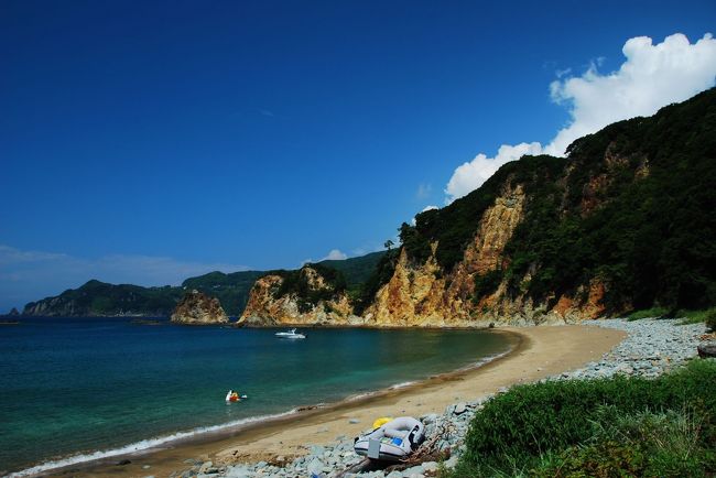 真夏の伊豆半島、週末ともなれば観光客が集まり車は渋滞・電車は満員。<br /><br />西伊豆の何処に行きたいという目的もなく、とりあえず天気がいいので出かけよう！そして、９月になれば渋滞のピークも過ぎるだろうと思い、平日の西伊豆堂ヶ島と黄金崎（こがねざき）観光へ行って来ました。<br /><br />