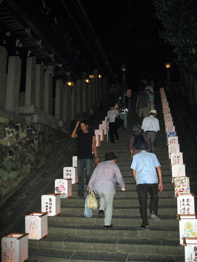 夏の夜ではなく中秋の名月の後,9月17日に開催される盆踊り(盆かなぁ)二月堂主催(?)です。<br /> 場所は三月堂と四月堂の間の広場、世界遺産の中でおどる盆踊り。来年は(も)是非来てください。<br /><br />残念なのは奈良でありながら、音頭・はやし?は河内音頭(大阪府)と江州音頭(滋賀県)お隣のです。<br /> 奈良にも有名な盆踊りほしいですね。いつまでも大仏頼みでは恥ずかしいですね。