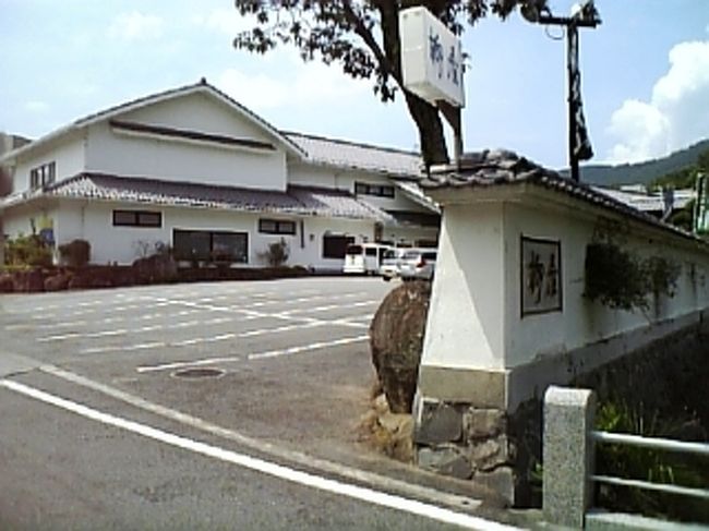 山梨県の甲府湯村温泉　柳屋へ見学に行きました。<br />車で行きましたが、甲府昭和I.Cから5kmほどで着きます。<br />湯村温泉は宿が少なく、場所がわかりにくいイメージでしたが<br />とっても行きやすいのでオススメです。<br /><br />宿自体はパンフレットのイメージで想像していたよりかなり良かったです！<br />外観はツートーンで趣があり、重厚な構えでまるでお城のよう、何だか緊張するほどでした(＾＾；<br />宿泊はしていないですが、とても良い宿で大好きになりました〜<br />