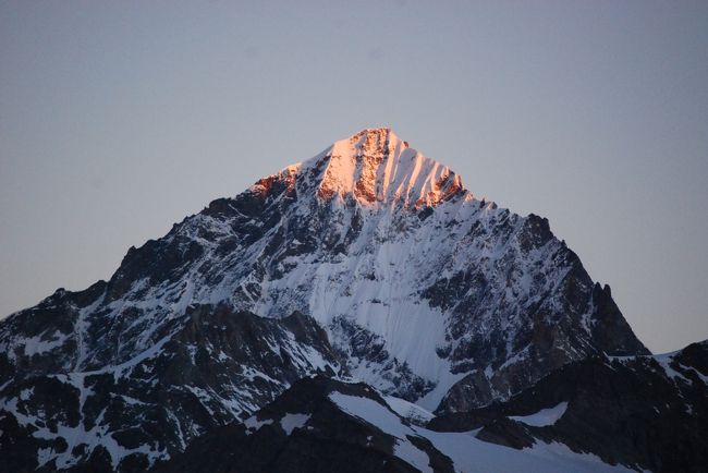 ７月１８，１９日の両日、ダン・ブランシュ〔４３５６ｍ〕の格好のいい夕焼け、モルゲンロートを眺めることが出来た。<br />ダン・ブランシュは独立峰である。　姿そのものはピラミッドの山である。<br />関係した本によると最も王者の威厳を称えた真のアルプス峰といわれている。<br /><br />ゴルナーグラート、リッフェルベルグ及びシュヴァルツゼーからフーリのハイキング途中からといつた三箇所から見たダン・ブランシュ東面の印象は素晴らしい形の切り立った山容である。<br /><br /><br />＊ダン・ブランシュの威厳と優美さを備えたモルゲンロート