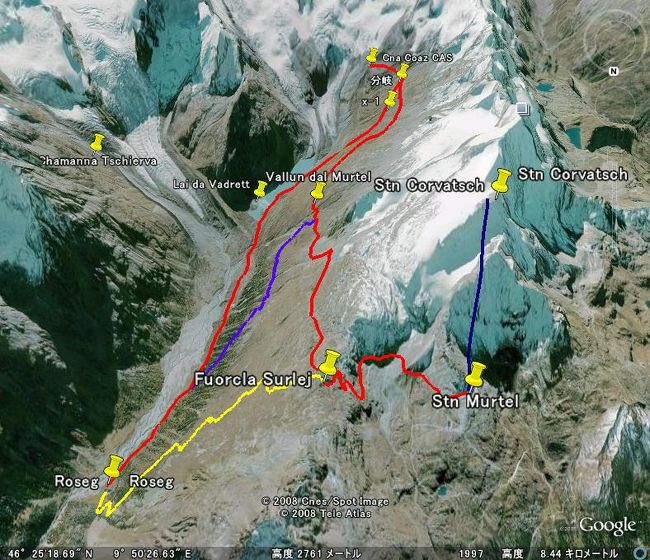 2008年スイスハイキング旅行（6）　MurtelよりホテルRosegg谷へ<br />7月18日　　第5日　　　快晴<br /><br />今回のスイスハイキングの大きな目的の一つは、MurtelからFuorcla　Surlejを経てホテルRoseggまで降りることであった。<br />4年前はじめてスイス個人旅行をした時、PontresinaからRosegg　Gletscherまでの乗合馬車が、当時スイスでSBBの時間表に唯一載っている乗合馬車と記載されていた（現在は乗合馬車は記載されていない）。その時、ホテルRoseggからVadret湖まで歩いた。7月初旬であったので湖にはまだ氷が浮いていた。それ以来Vadrett湖の奥まで行ってみたいと考えていた。<br />そこで今回挑戦したわけである。Corvatschまでのロープウェイが修理中で、Murtel駅（2,699m）からFuorcla　Sulej（2,755m）まで行き、そこからホテルRoseggまで降りるコースは3通りあった。?Fuorcla　Surlejから直接Roseggに行く、<br />?Coaz小屋までの途中のVallun dal　MurtelからホテルRoseggに下る、<br />?Coaz小屋の手前からVadrett湖の畔へ下り、<br />ホテルRoseggまで行く。このうち今振り返ってみると、身の程知らずの?のコースをたどった。Fuorcla　SurlejからCoaz小屋の手前の分岐までは高低差も余りなく平坦であり、Vallun　dal　Murtelまではガレ場であったがそれ以後は普通の道であった。Coaz小屋の手前で分岐し（2,645m）、しばらくの下りは楽であったが、X-1以後はガレ場となり最後は急降下となりやっとの思いでVadrett湖（2,160m）に着いた。湖岸からホテルRosegg　までの道は4年前とは異なり、道の位置が異なり道自体も荒れていた。家内は湖に降りた所で足が痛いと言い出し、最終馬車が18時になるので小生が馬車の予約を取るために急ぎホテルまで行った。幸いに18時ぎりぎりに家内も到着し、最終馬車に乗ることが出来た。<br />全工程はGoogle　Earthで測定すると14.71Km あり、やはり後期高齢者にとっては少し無茶をしたようである。<br />しかし快晴であったのでCoaz小屋の分岐までは最高の景色で非常に気分の良いコースであった。<br />