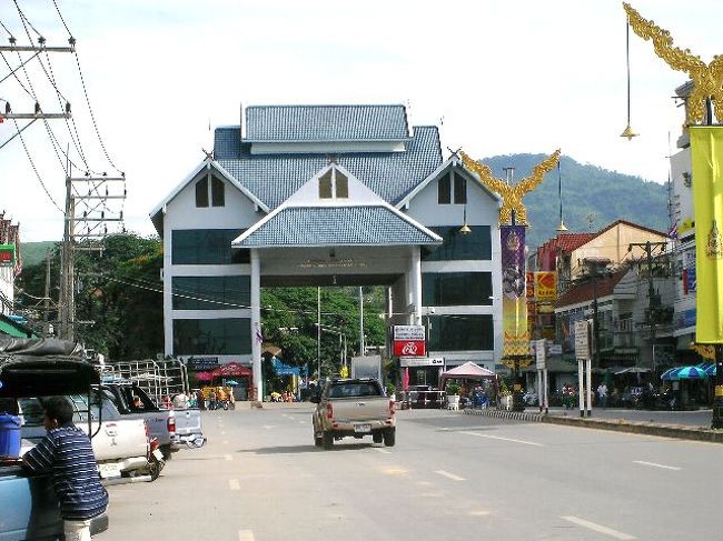 タイとミャンマーの国境となっているサーイ川、普段は歩いて渡れるような穏やかな川だが、雨期には突如としてその猛威を振うことがある。<br />今回、この川沿いのゲストハウスに宿泊していて、幸か不幸かこの川の氾濫に遭遇することになった。