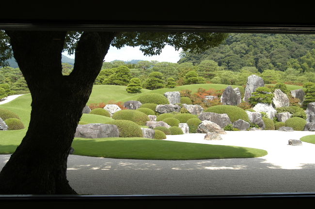 世界遺産と温泉で癒されるため、２泊３日の島根県へのドライブ。　<br />・１日目＝京都⇒大山⇒皆生温泉　<br />・２日目＝皆生温泉⇒石見銀山⇒玉造温泉　<br />・３日目＝玉造温泉⇒足立美術館⇒京都　　<br /><br />中国道＆米子道を利用して、蒜山インターより大山を目指す。<br />先週に続いて、今回も、「鍵掛峠」で大山南壁の雄大な眺めを楽しみ、<br />「大山まきばみるくの里」で定番のソフトクリームを味わう。<br />宿は、皆生温泉。　<br /><br />翌日は、２００７年７月に世界文化遺産に登録された「石見銀山（いわみぎんざん）」へ向かう。<br />【石見銀山の旅行記は。島根県へのドライブ?に記す】　<br />　　＊石見銀山で、考えていた以上に時間を費やして、<br />　　　出雲大社や松江城へ行く時間がなくなる。　<br />２日目の宿は、玉造温泉。　　<br /><br />３日目は、横山大観コレクションで有名な「足立美術館」に立ち寄り、帰路に。　　　<br />　　<br />　・足立美術館入館料＝２２００円　（無料駐車場完備）　<br />　・足立美術館のＨＰ　<br />　　　　http://www.adachi-museum.or.jp/ja/index.html<br /><br />　＊タイトルの都合上、足立美術館・庭園の写真を先に載せる<br />　＊足立美術館では、美術品の写真は撮影禁止（庭園は撮影可）