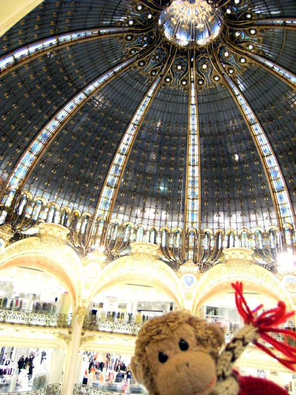 おさる1号と旦那さんのsggkとのフランス旅行もとうとう最後の晩。<br /><br />怒濤のスケジュールだった7日目の後半です。<br /><br />日中もの凄い勢いで歩き回って、お店も美術館も在る程度網羅しましたが、<br />残るは三大百貨店!<br /><br />閉店ぎりぎりまで痛い足を引きずりながら、頑張って周ったよ!<br /><br />流石に、全部のお店を満足にはみられなかったけれど、<br />散策しまくりの充実しまくりで、もの凄く濃ゆい1日となりました。<br /><br />最後の最後の閉店時間ギリギリまで粘ってお店を見終わった後は、<br />もうすっかり夜も更けて、クタクタでホテルに帰りました。<br /><br />いつの間にか眠ってしまって、はっと気付いたらもう11時!<br /><br />でも、夕べ行った”オ シェ ド ラベイ”は2時までなので、<br />最後位はゆっくり楽しくご飯を食べたかったので、出掛けて行きました。<br /><br />オーナーさんらしき人が声を掛けてきてくれて、少しおしゃべりもしました。<br />フランス旅行最後の晩餐も、楽しくて美味しくて、とても良い締め括りになりました。<br /><br />おさる1号も旦那さんもほろ酔いで、僕をお店に忘れて行こうとしたんだよ!<br />酷いよねぇ!<br /><br />そして8日目、あちこち忙しく周った目まぐるしくも楽しいフランスの旅は、<br />とうとう今日で最終日。<br /><br />お迎えのシャトルがくる前に急いでノートルダム寺院に行ってきました。<br /><br />後はお家までの長~い道程。<br /><br />実は、パリ~東京のチケットが取れなかったから、関空経由で帰るので、<br />帰るまでもまた長旅でした。<br /><br />でも、楽しい思い出いっぱいの、素敵な旅行になりました。<br />またすぐ来たくなっちゃった!