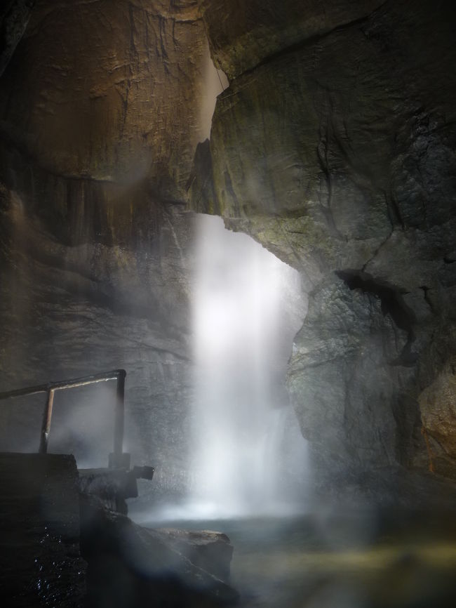 レンタカーで巡る初秋の東北４日間。<br />【その６】は、岩手県住田町にある鍾乳洞／滝観洞編です。<br />ココは、今回の旅行でぜひ訪れたかった場所の一つです。<br />『滝観洞』の最深部にある滝は、地底にかかる滝としては日本一の規模を誇り、映画「八つ墓村」のロケ地にもなったところです。<br />「たたりじゃ〜」というセリフで有名になったあの「八つ墓村」です→1977年制作、野村芳太郎監督、萩原健一（主演）、渥美清（金田一耕介役）、山崎努、小川真由美etc...<br /><br />JOECOOLは“鍾乳洞ハンター”だった学生時代に一度訪れているのですが、“滝ハンター”となって以来、是非もう一度訪れてみたいと思っていました。
