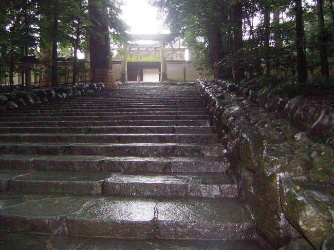 四日目。この日は朝から雨。<br />午前中、伊勢神宮の内宮へお参りに行った。<br />安産祈願。<br />お参り後出発。幸い雨が弱まってきた。<br />琵琶湖を目指す。<br />