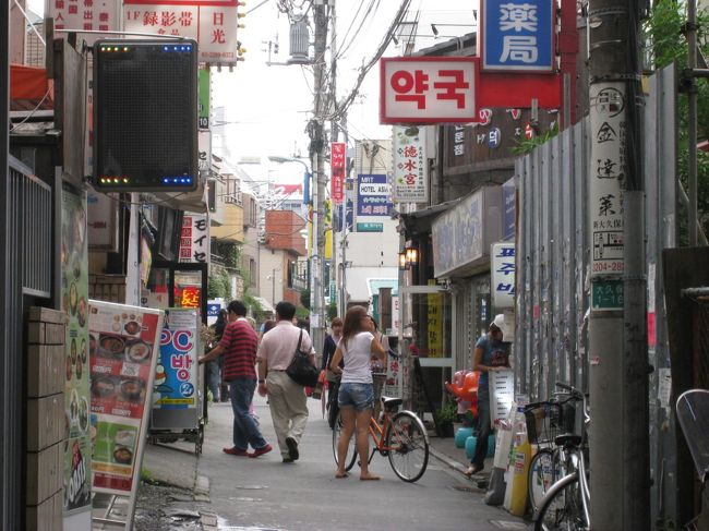 何十年ぶりに新大久保に行きました。昔は怪しかった街なんですが、今はしっかり「国際街」に変身していました。通りを歩いていると？？あれ？ここソウル？？みたいな錯覚に陥る街です。<br />あ〜、なんかハマリそうな街・・・。