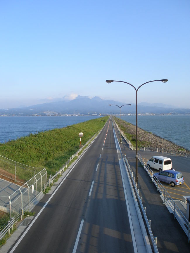 諫早湾干拓事業の一つとして計画された海上道路が開通した。<br />佐賀県と長崎県を結ぶ全長8.5kmの道路。長崎方面への距離は短縮したが有明海は悲惨な状態だ・・