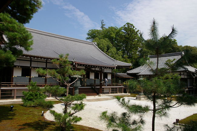 秋の気配を感じたくて初秋の嵯峨野を訪れるました。<br />オンシーズンではありませんが、人込みは避けたいので<br />メインストリートは避け、大覚寺から祇王寺、滝口寺と巡り<br />帰りに松尾大社にちょこっと寄って漫ろ歩きを楽しみました。<br /><br />大覚寺 <br />正式名称は「旧嵯峨御所大覚寺門跡」といい、真言宗大覚寺派の本山。心経写経の根本道場、いけばな嵯峨御流の総司所<br />本尊は、不動明王ほか五大明王(重要文化財)<br />延暦13年(794)、桓武天皇は新都平安京に遷都しました。その20年後に即位した嵯峨天皇は、都より離れた葛野の地をこよなく愛され、后との新居として嵯峨院を建立されました。これが現在の大覚寺の前身・嵯峨離宮です。その後、貞観18年(876)、嵯峨天皇の長女・正子内親王が嵯峨院を大覚寺と号し、初代門跡(住職)に淳和天皇皇子の恒寂入道親王を迎えられました。親王は嵯峨天皇の孫であり、また弘法大師の法灯を継がれた方で、嵯峨天皇と弘法大師の親交と理想を受け継いで、新たに大覚寺を出発させたそうです。<br /><br />拝観時間 受付 9:00~16:30 閉門 17:00 <br />拝観料 大人 500円 / 小中高 300円 大覚寺・祇王寺共通券 600円 <br />駐車場料金 乗用車 500円 ※駐車台数に限りがあります。<br /><br />※平成20年10月4日~平成20年12月7日の期間、秋季名宝展を開催<br />期間中は、拝観料を大人 800円 / 小中高600円 ただし名宝展を拝観しない場合は通常料金です。<br /> <br />(大覚寺についての説明はパンフレット、公式HPから引用しました。)<br />