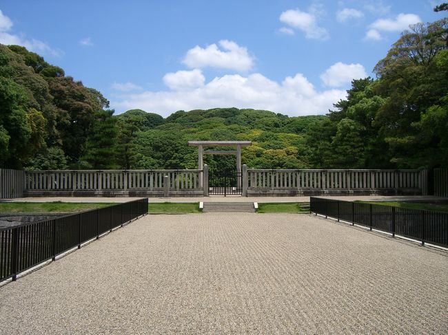 仁徳天皇陵に行きました。<br /><br />全体の形は見ることが出来ません。<br />大きさを知るために、少し周りを歩きました。<br /><br /><br />(4トラの3名の方のご協力を頂戴し、<br /> この近くの見所も紹介させていただきました)