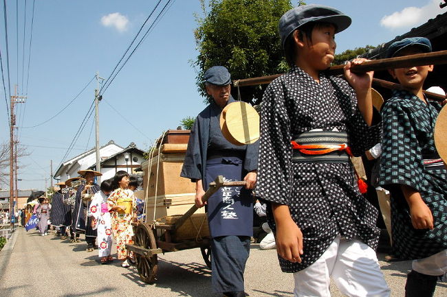 第22回ごかのしょう新近江商人塾<br /><br />五個荘の地域資源を活かし、観光客を集客、地域経済の活性化へ。<br />「てんびんの里五個荘町」では、<br />花嫁花婿のセレモニー・時代絵巻行列に賑わい<br />「ぶらりまちかど美術館・博物館」<br />と「ごかのしょう新近江商人塾」、<br />「近江商人・街並み灯り路」の３つのイベントが同時開催。<br />「ぶらりまちかど美術館・博物館」は、<br />商人の本宅など約４０箇所の会場で。<br />また、「ごかのしょう新近江商人塾」では、<br />総勢１００名の時代絵巻行列が繰り広げられます。<br />近江商人・街並み灯り路は、灯りで<br />近江商人の町並み・ふるさとの風景を幻想的な灯りで演出します。<br /><br />今年は.第一部..第22回ごかのしょう新近江商人塾（前半）<br /><br />去年のですが.参考のため..時間が有りましたら御覧下さい・<br />　　　2007ごかのしょう新近江商人塾一部<br />http://orangestudio.homeip.net/gallery/user.php?userid=24547<br />　　　2007ごかのしょう新近江商人塾二部<br />http://orangestudio.homeip.net/gallery/user.php?userid=24576