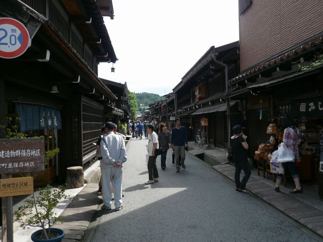 岐阜・富山・石川・福井と名所旧跡を訪ねる旅です。<br />まずは富山に近い岐阜の飛騨高山と白川郷へ・・・。飛騨高山へは、以前真夏に行ってとても暑かった記憶があります。飛騨高山の古い町並はどこか京都や木曽に似た町並みで、出格子の連なる軒下には用水が流れ、造り酒屋が多く見られました。残念なのは、ゆっくりできなかったので、「飛騨の地ビール」を飲めなかったことです。「飛騨牛」と「飛騨ラーメン」は食べました。<br />白川郷・五箇山の合掌造り集落ではあいにくの雨に降られてしまいましたが、趣があって良かったです。