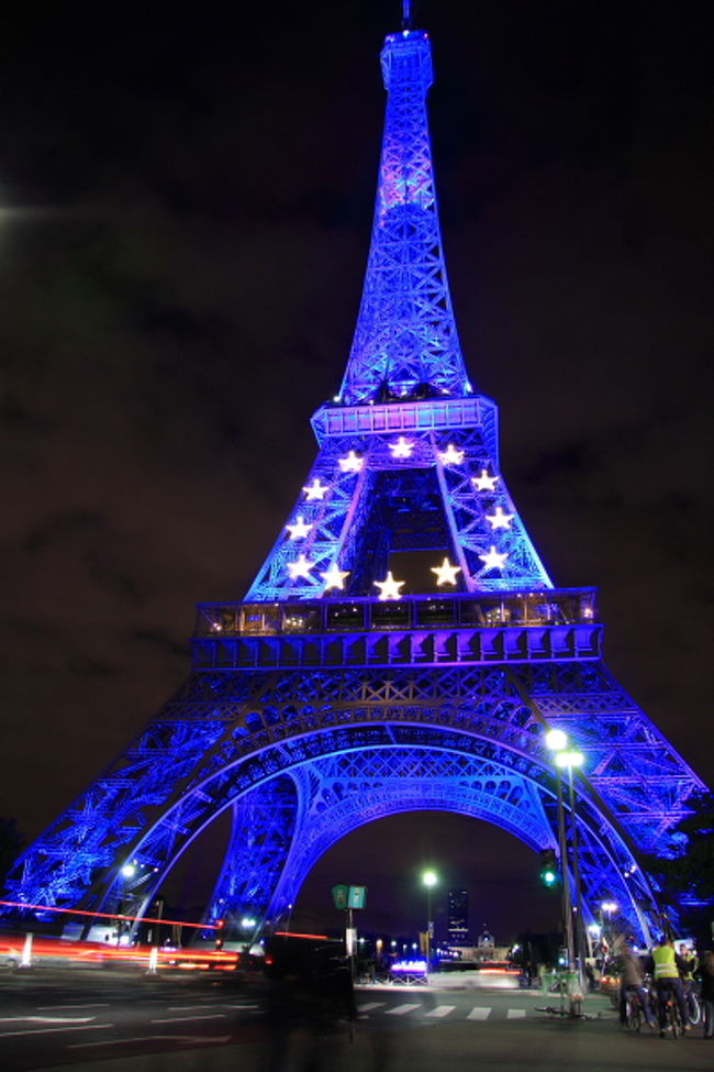 エッフェル塔 青色にライトアップ パリ フランス の旅行記 ブログ By けちゃたびたび Naokosaimi さん フォートラベル