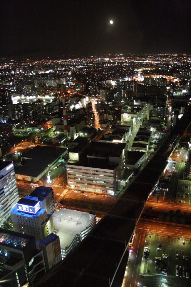 今日は札幌市街の夜景を見るため、札幌駅から車で２０分ほど走った所にある観光客が多く訪れるパノラマスポットになっている藻岩山（もいわやま標高５３１ｍ）と札幌駅ＪＲタワー３８階（高さ１６０ｍ）の展望台に上がり写真を撮ってみることにした。