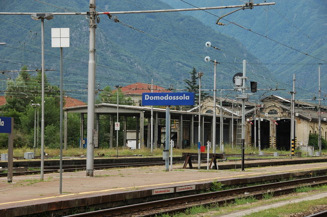 2008年スイスハイキング旅行（13）<br />7月26日　　雨のち曇　　　雨のためイタリアDomodossolaへ行く<br /><br />朝、小雨が降っていたのでスイスパスを利用してイタリア領Domodossolaへ行くことにした。VispからBrigに出て、イタリアの特急でシンプロン・トンネルを通って1駅で着く（Brigから30分) 。ここまではスイスパスが通用するので無料である。車中でパスポートチェックがあった。幸い曇り空で傘を差す必要はなくのんびりと街を見ることが出来た。<br />街並は古く、土曜日であったので市が開かれていた。市の販売員で目立つのはアフリカ系の商人、中国系の商人が多く衣料、日用雑貨類が主であった。中国系の商人の進出はこのような所にもあるのかと感心させられた。市場は余りカメラで撮るのも良し悪しと考えビデオを主とした。<br />DomodossolaとスイスのLocarnoを結ぶチェントバリー鉄道は渓谷美の素晴らしいところを通る鉄道であるが、Zermattを7時ごろ出る必要があり天気も余り良くなさそうであったので次の機会にでもしようと止めにした。<br />