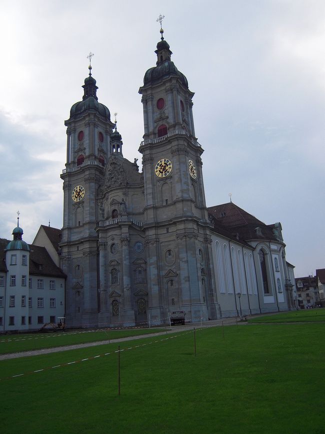 2008年スイスハイキング旅行（15）<br />7月28日　　晴　　　世界遺産のSt.Gallenの大聖堂<br /><br />いよいよZermatt最後の日になった。翌29日のスイス航空で帰る前にSt.Gallenのバロック様式の大聖堂を見ることにした。<br />9時39分発の列車に乗るためZermattの駅に行き、スーツケースをFly　and　Railで送ろうとした。しかし28日のスイス航空が13:00<br />出発のためまだチェックインが終わっていないため受付が出来ないと言われた。13時以降ならば可能とのことで、仕方なくライゼゲペックで送り出し明日Zurich Airportで受け取る羽目になった。<br /><br />大きな2本の塔を持つ大聖堂は装飾の豊かなバロック様式で内陣の祭壇が見事なものであった。主としてビデオに撮る。<br /><br />7月29日　　晴　　　13時発のスイス航空で帰国<br /><br />ライゼゲペックを受け取りチェックインカウンターに行く。2時間30分前に行くも処理が遅く非常に時間がかかる。こういう時は<br />Fly  and  Railが威力を発揮すると思う。<br /><br />7月30日　　晴　　　定時に成田空港に着き15日間の旅を終わる。