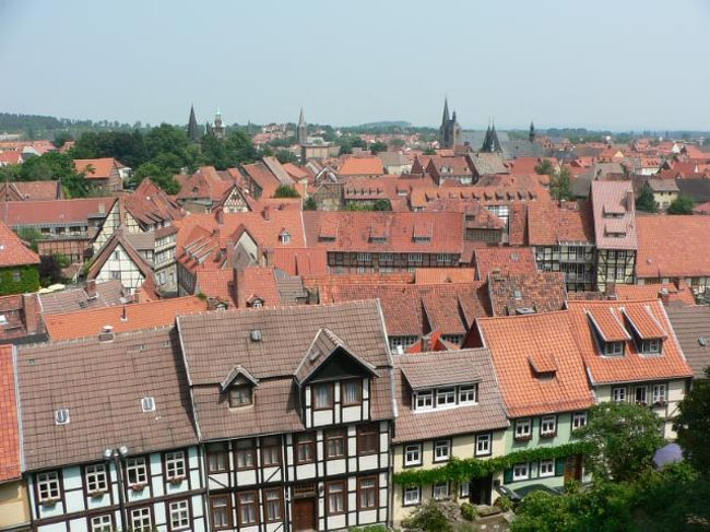 クヴェートリンブルクは1000年以上の歴史を誇り、戦争で被害を受けなかったことから木組みの家・路地・城など中世の趣きを残した世界遺産の街です。