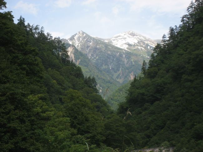 富山の友人を訪ねて、初めての上越新幹線から北陸線へ乗り継ぎ、雨の日本海沿いで下車。<br />この日は雨で明日は曇りという予報でしたが、朝方降っていた雨も止み、徐々に晴れ間が見えてきました。<br />宇奈月まで車で行き、そこから楽しみにしていたトロッコ電車に乗りました。<br />終点の欅平まで80分。1号車のトロッコ車両で出発し、黒薙、鐘釣と進むうちに、段々と寒くなっていくので、毛糸の帽子、手袋を持ってきて正解でした。11月いっぱい運転しているので、かなり寒くなりますが、紅葉の黒部峡谷はいいでしょうね。<br />欅平からヘルメットを被って祖母谷温泉へ。そこから、白馬岳へと続く登山道を少し登り、遠くに見える雪山を眺めてきました。<br />人気の無い祖母谷川でお握りを食べた後、久し振りの新鮮な空気や静寂を満喫しました。<br />帰りに露天風呂に入りたいという友人と鐘釣で下りたのですが、川原に湧き出ている小さな露天風呂は、川の水が流れ込んでいるので、温く足湯でも物足りない程のお粗末なものでした。ツアーで来た人たちは、足だけでもと川べりで浸かっていました。<br />黒薙へ行けばよかったと思ったのですが、時間的にゆっくり出来ないので、次回の楽しみにします。<br />祖母谷温泉の露天風呂は静かで良いかな、と思います。<br />宇奈月国際ホテル横にある足湯は凄く熱かったので、トロッコ電車で冷えた足を温めるには最高でした。今回黒部ダム方面は行きませんでしたので、また機会があれば、一度は見てみたいです。