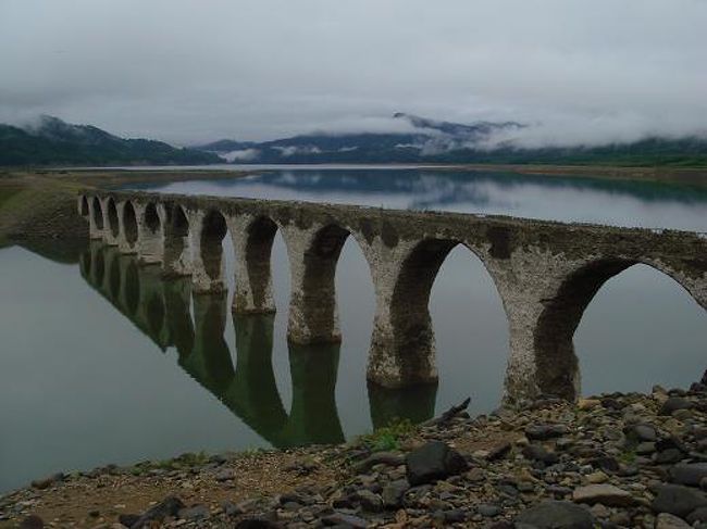 糠平湖に廃線になった旧国鉄の橋があります。<br />湖の水量が多いと，この橋は沈み，水量が少ないと現れます。<br /><br />そして，十勝の牧場でワッフルを食べました！