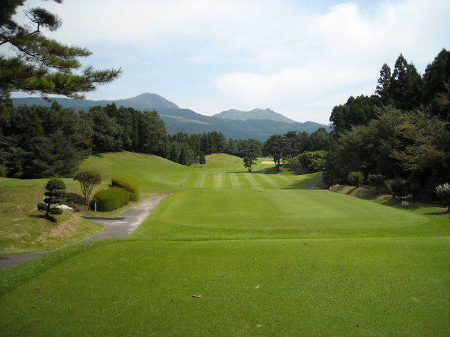 鹿児島の鹿屋（かのや）から阿蘇へゴルフへ行った。<br />都城IC−熊本ICで行く。魔のトンネル２３連続エリアでは雨が凄くて、緊張したけれど、事故もなく、無事に着いた。<br />阿蘇は雨が上がった後みたいで、少し晴れ間もあるぐらいだった。<br />阿蘇火口へ行こうとなり、阿蘇山公園道路560円を払って火口付近まで行くけれど、駐車して車を下りた途端、火山ガスに襲われる。すると場内アナウンスで「火山ガスが酷くなったので、これにて閉鎖します。至急、下山下さい」とアナウンス！！！<br />結局、560円払って何も見れないまま去った（涙）<br /><br />阿蘇ファームランドに向かう途中、阿蘇カントリークラブを通りかかり、薄暮プレーをすることになる。<br />すっごく気持ちよかった。<br /><br />翌日は９時前スタートで、阿蘇東急ゴルフでゴルフ♪<br />少しだけ汗をかく程度で凄く快適だった。<br />気温は２７度ぐらいかな。