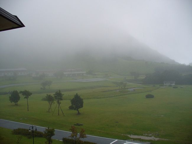 二日目です。<br /><br />やっぱりどんより雨模様･･･<br /><br />ですが、本日はプランにおまけで付いていた、フリーチケットで<br />「鳥取花回廊」に行きま〜す♪<br /><br />なんとかなるんじゃなぁ〜い☆