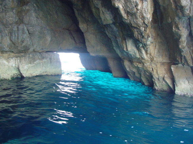 タルシーン神殿〜ブルーグロッドへ。<br /><br />カプリ島では青の洞窟に入れなかったので、マルタでは絶対に行きたい！！と楽しみにしていました。<br /><br />なんせ、青い！！青い！！青すぎる！！<br />美し過ぎる！！<br /><br />陽気な船頭さんとともに、素晴らしい経験をすることが出来ました。<br /><br />