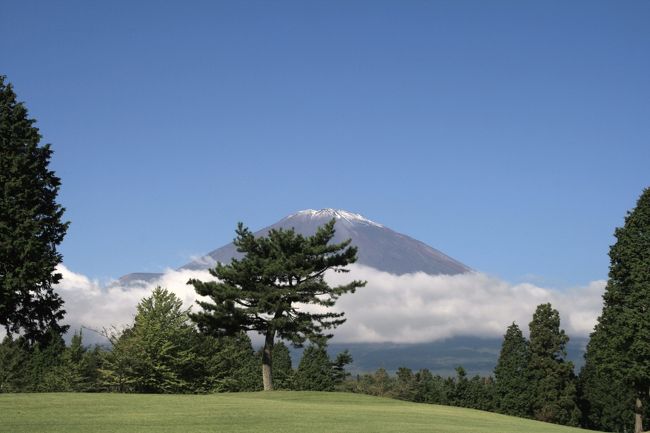 富士平原ゴルフクラブ　?<br />ゴルフコースから富士山の美しい姿が見れました。<br />頂上には薄っすらと雪化粧です。<br /><br />前回は天候不良で見れなかったので感激でした！<br />プレーと共に富士山を含む壮大な景色をも楽しめました♪〜<br /><br /><br />2008/9/21富士平原ゴルフクラブ?<br />http://4travel.jp/traveler/rocky/album/10273550/<br />この日は富士山が見れませんでした。