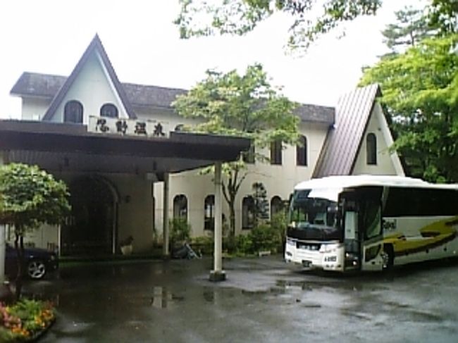 山梨県の忍野温泉　忍野温泉旅館へ見学に行きました。<br />客室は13室のみの小さな宿です。<br /><br />パンフレットやホームページの印象では、何となく暗く廃れた感があったのですが(旅館の方すみません)<br />実際は清潔感があり、きらきらと光が射すとても良い宿でした！<br /><br />松林の合間の白い教会のような建物でステンドグラスや丸い窓がお洒落でした。<br /><br />今は富士五湖の温泉が人気のため、昔ほどの利用は有りませんが<br />早朝の赤富士や、冬の雪富士などを撮る人達に根強い人気があります。<br />石和温泉が混み合うときは特に穴場です！おすすめ！