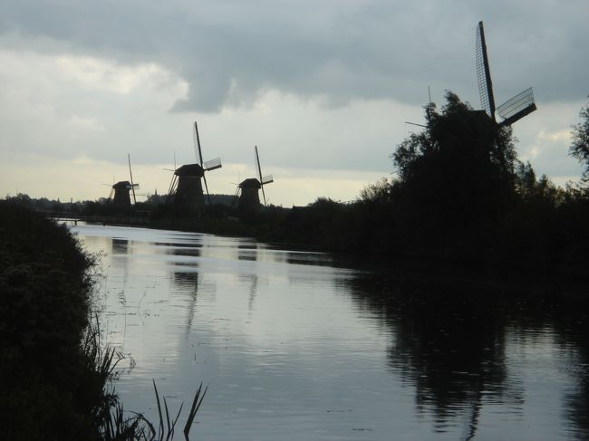 キンデルダイクは、ロッテルダムの南東約１０キロのところにあり、<br />村の中心部を流れる運河沿いには、１９基の風車群が立ち並んでいます。<br /><br />オランダ最大のこれらの風車群は、１９９７年に世界遺産に登録されています。