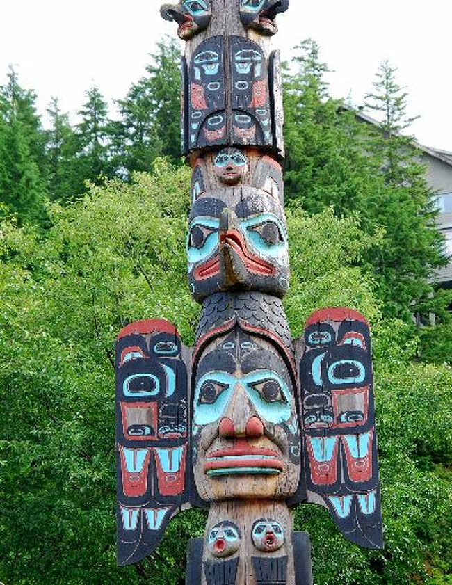 ケチカンの様子を続けます。<br /><br />先住民の遺産・トーテム・ポール（英語：totem pole）は、北アメリカの太平洋北西海岸に住むアメリカ先住民の柱状の木の彫刻の事ですが、詳しい起源は不明のようです。<br />アラスカ、カナダの北西ブリティシュコロンビアのトリンギット族(Tlingit) 、ハイダ族（Haida）、シムシアン族 (Tsimshian) が属する北のスタイルと思う。<br />トーテム・ポールには　ウェルカムポール・ハウスポール・フロントポール・コマーシャルポール・メモリアルポールなど、その他、伝説や歴史を表現したポールも多い。<br />