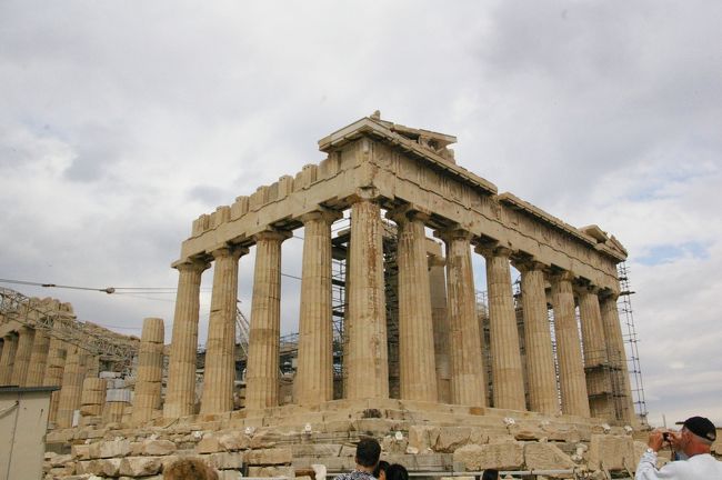 夏休みにダンナさんと二人でギリシャ旅行に行ってきました！8泊10日でデルフィ・メテオラ・サントリーニ・アテネを巡っています。