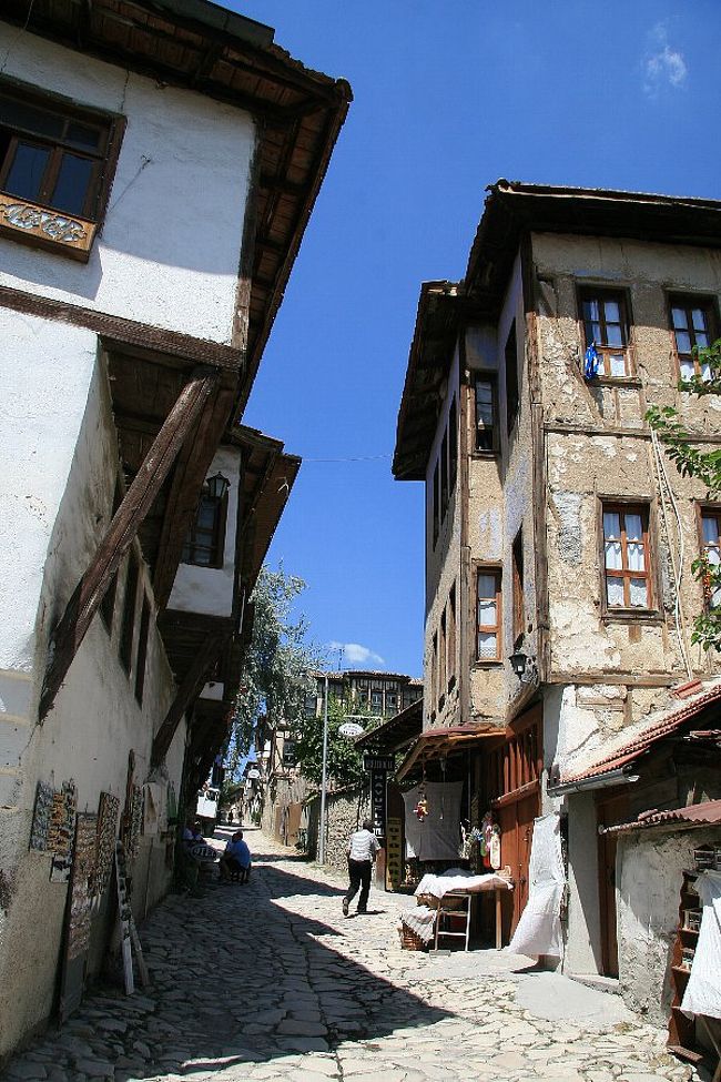 　かつては宿場町として栄えたサフランボル。現在は発展から取り残された小さな街だが、それが幸いしてトルコの伝統的な木造家屋が数多く残されていて世界遺産に登録された。<br />　素朴な木造家屋が並ぶかわいい街並みに、落ち着いた雰囲気…。交通の便が悪くて旅程に組み込みにくいけど、行ってよかった！(^_^)v<br /><br />【今回訪問する世界遺産】<br />第９６弾「サフランボル市街」<br /><br />□8/8(金)  成田空港出発(12:00)、モスクワ経由・イスタンブール着(25:05)<br />□8/9(土)  →(空路)→イズミル→セルチュク(エフェス遺跡)<br />□8/10(日) セルチュク→パムッカレ<br />□8/11(月) パムッカレ→(深夜バス移動)<br />□8/12(火) カッパドキア<br />□8/13(水) カッパドキア→(深夜バス移動)<br />■8/14(木) アンカラ→サフランボル<br />■8/15(金) サフランボル→イスタンブール<br />□8/16(土) イスタンブール<br />□8/17(日) イスタンブール発(12:55)、モスクワ経由<br />□8/18(月) 成田空港到着(10:00)<br />