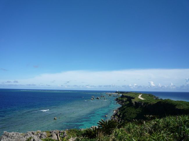 遅い夏休み。さぁ宮古島でリフレッシュです。<br />沖縄・離島ツアーは、９月がおそらくＡ日程が最も多い月。<br />しかし！９月は台風が多発する時期！！運任せなところがあります。<br />今回も台風１４号の通過と１５号の接近にハラハラした旅となりました。<br /><br />利用ツアー　ＡＮＡ　夏バケ沖縄　アイランドリゾートプラン<br />宿泊先　　ホテルアトールエメラルド<br />レンタカー　スズキＫｅｉ（サーウエスト宮古島）　<br />