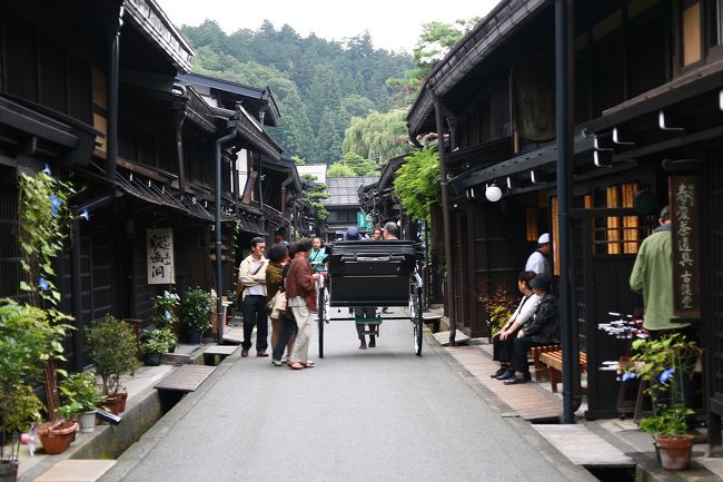 前日夕刻、白川郷から高山に移動。<br />9月25日、午前中に「さんまち」エリアを中心に、午後には「飛騨の里」を散策して廻りました。<br />かっての天領の地、高山を訪れたのは今回が初めてです。<br />「古い町並」が続く上三之町は情緒に溢れ、飛騨地方の伝統的な民家など30数棟を移築した「飛騨の里」もまた白川郷とは異なったたたずまいがそこにありました。<br /><br /><br />