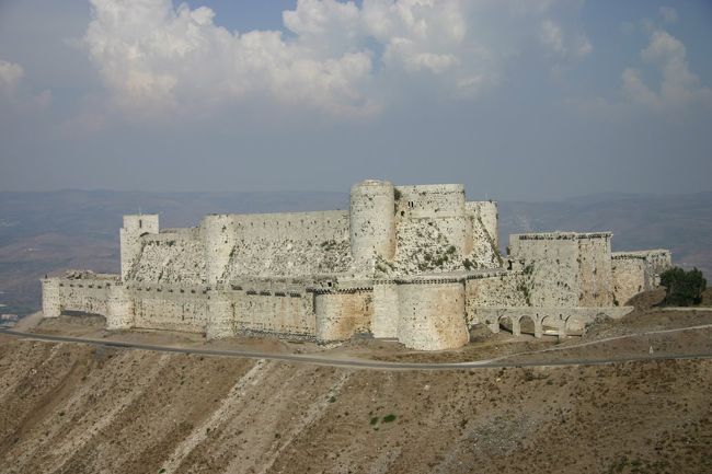 シリアで最も有名な十字軍の要塞、クラック・デ・シュバリエ。その途中にあるミスヤフも観光。<br /><br />ハマで宿泊した宿からツアーを頼んで行ってきました。