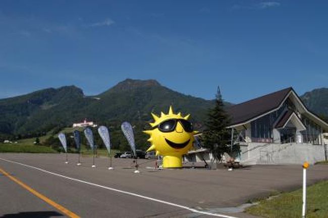 温泉、季節の花、そして、美味しいものを求めて、２泊３日の新潟県、長野県へのドライブ。<br />総走行距離＝１３６０ｋｍ。　<br />　・１日目＝京都から、新潟県・柏崎市へ　<br />　・２日目＝小千谷市、十日町市、南魚沼市を観光して、妙高高原へ　<br />　・３日目＝妙高高原から、長野県・黒姫高原をドライブして、帰路に　<br /><br />２日目の宿は、源泉掛け流し１００％の天然温泉が自慢の赤倉温泉「お宿・ふるや」。　<br />翌朝、起きた時は晴れていて妙高山がくっきりと見えたが、<br />朝食時は雲が出てきて、まったく、見えなくなってしまった。<br />だが、自称「晴れ女」のカミさんのおかげか、宿を出発する頃は晴れてきた。　<br />午前中は、妙高高原スカイケーブルに乗って、標高１４００ｍへの１１分間の空中散歩、<br />そして、「いもり池」「苗名滝」を見て、午後からは黒姫高原コスモス園へ向う。　<br /><br />　・妙高高原スカイケーブル　料金（往復）　１５００円<br /><br />　・妙高市観光協会のＨＰ　<br />　　　　http://www.myoko.tv/index.html　