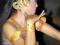 インドネシア４　　　　ケチャ　「トレナ　ジェンガラ」（付録：発光有りと無しとでは・・・）