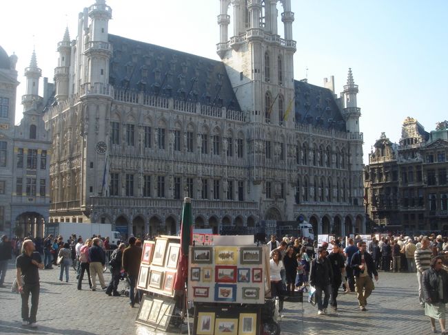 ベルギーの首都ブリュッセルの見どころは、「グランプラス」という小さな広場です。<br /><br />グランプラスは７０ｍ×１１０ｍの広場で、市庁舎やギルドハウス、王の家など<br />中世の面影を残す絢爛たる広場で、ヴィクトル・ユゴーは「世界で最も美しい広場」と称しました。<br /><br />